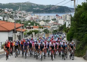 Giro-d-Italia-2025-peloton