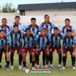 El Campeonato Apertura de la Liga Sanjuanina tuvo su esperado puntapié inicial con una jornada cargada de goles, clásicos departamentales y resultados que ya comienzan a perfilar el mapa competitivo de la temporada 2026. A continuación, el desarrollo completo —ordenado y unificado— de Primera División y Cuarta División.