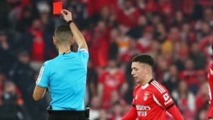 FIFA endurece el reglamento: podrán expulsar a jugadores que se tapen la boca en discusiones