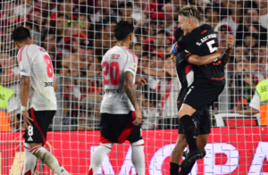 Estudiantes golpeó en el momento justo y venció a Instituto en Córdoba en un duelo clave del Apertura