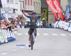 Hazaña mexicana en Europa: Édgar Cadena ganó en solitario y sacudió la Vuelta a Asturias
