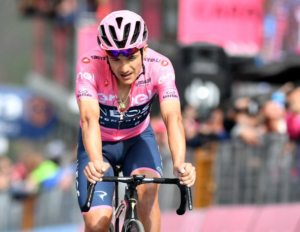Golpe al Giro de Italia: Richard Carapaz se baja y reconfigura la carrera