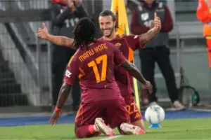 La AS Roma firmó una actuación contundente y sin fisuras al golear 4-0 a la ACF Fiorentina en el Olímpico, un resultado que sacude la pelea por los puestos de clasificación a la UEFA Champions League y aprieta al máximo la tabla de la Serie A.