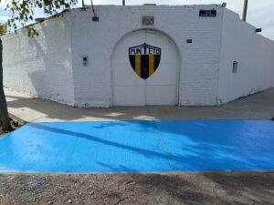 Trabajo comunitario y mejora institucional: embellecen el frente del club Punteto con participación del barrio