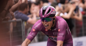 Egan Bernal se mantiene firme entre los protagonistas del Giro de Italia 2026