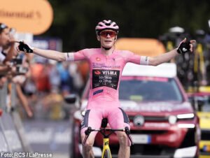 jonas-vingegaard-giro-et16-2026-rcs-tw