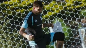 Alarma controlada en la Selección: Dibu Martínez apareció con la mano vendada, pero no preocupa de cara al Mundial