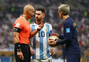 Viejo conocido: Marciniak dirigirá el debut de Argentina y revive el recuerdo de la final de Qatar
