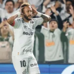 Neymar volvió con un doblete y rescató al Santos sobre la hora en el Brasileirao