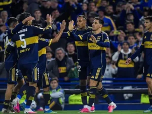 Los-futbolistas-de-Boca-tras-el-gol-de-Miguel-Merentiel-ante-OHiggins-470x352
