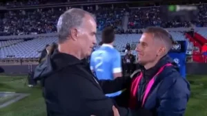 el-calido-saludo-entre-bielsa-y-beccacece-antes-del-arranque-del-partido_416x234