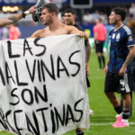 La FIFA investiga a la AFA por la bandera de Malvinas exhibida tras el triunfo ante Inglaterra: podría haber sanciones