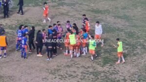 El fútbol debería ser competencia, pasión, esfuerzo y respeto. Pero una vez más, una cancha de San Juan vuelve a quedar marcada por hechos que nada tienen que ver con el deporte.