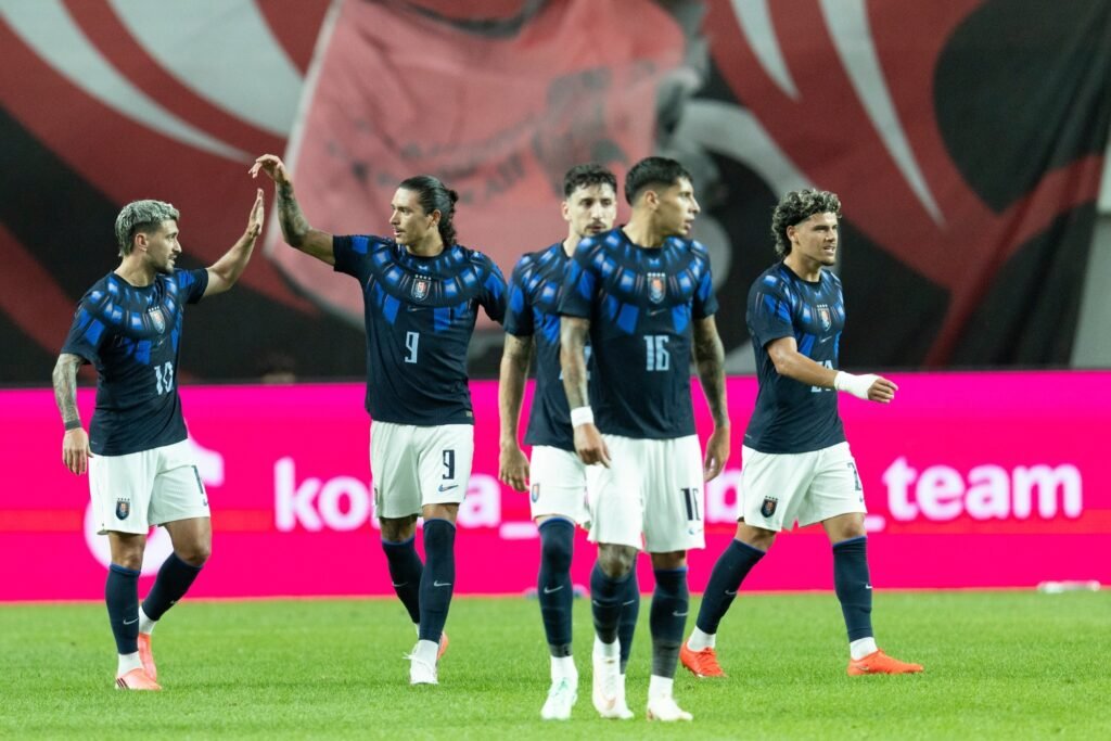 Uruguay de Forlán golea a Corea del Sur y pone fin a una larga sequía