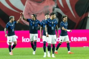 Uruguay de Forlán golea a Corea del Sur y pone fin a una larga sequía