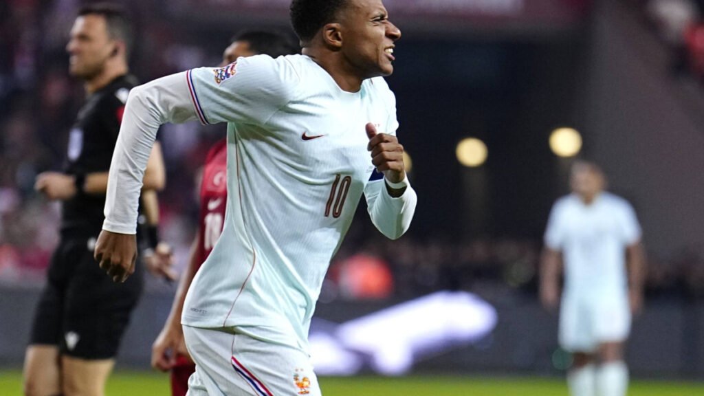 Francia venció a Turquía en el debut de Zidane, pero Mbappé salió lesionado