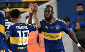 Enner Valencia marcó tres goles y llevó a Boca a semifinales ante Racing