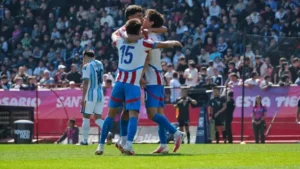 el-festejo-de-paraguay-tras-el-gol-de-pedro-zarza_862x485