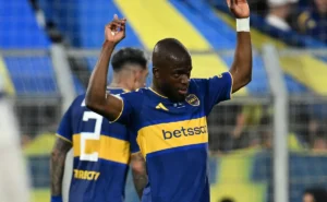 Boca remontó ante Racing con un hat-trick de Enner Valencia y pasó a semifinales