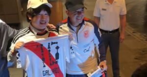 Gallardo recibió en Yokohama a un hincha de River antes del duelo de Ecuador