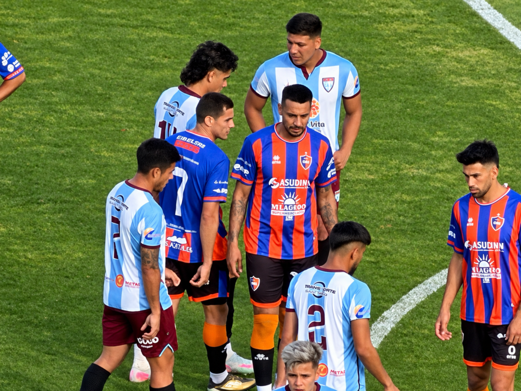 Charla de jugadores en el mediocampo