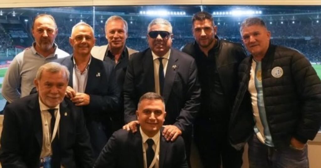La foto de Tapia con Fassi y los dirigentes cordobeses sacudió el Kempes