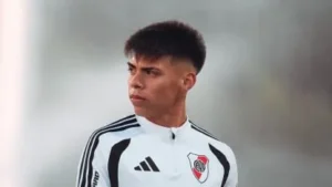 santiago-espindola-en-el-entrenamiento-de-river-antes-de-enfrentar-a-sarmiento_416x234